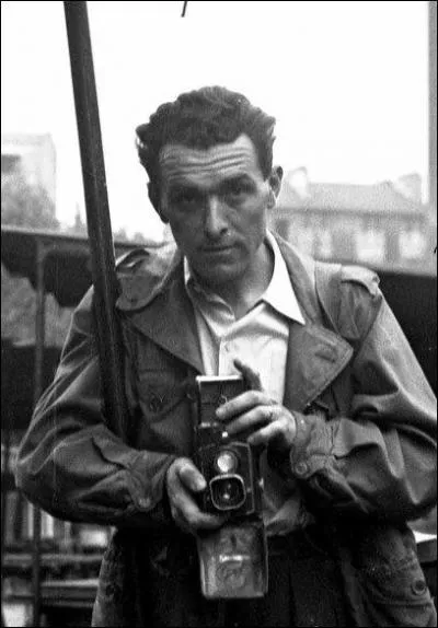 En 1950, il rend clbre 2 amoureux qui s'embrassent devant une mairie, c'est Robert ...