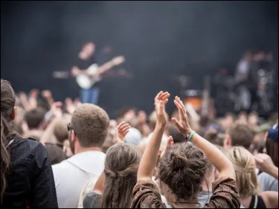 À quel groupe faut-il attribuer la chanson "Knowing me, knowing you" ?