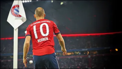 Dans quel club joue-t-il les derniers matchs de sa carrière de footballeur ?