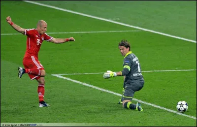 En finale de Ligue des champions en 2013, Arjen Robben marque le but de la victoire à la 89e minute, permettant au Bayern de gagner la 5e Ligue des champions de son histoire. Quelle équipe jouait en face ?