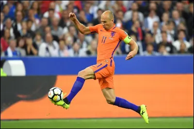Il joue 96 matchs avec les Pays-Bas et marque 37 buts. Fait-il partie du top 10 des meilleurs buteurs de l'histoire de cette sélection ?