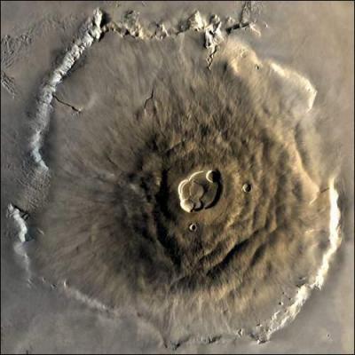 Comment s'appelle le plus haut volcan du Système Solaire situé sur Mars (540 km de large, et 27 km d'altitude) ?