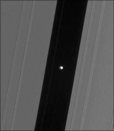 Quel est le nom de ce petit satellite voguant à travers les Anneaux de Saturne ?
