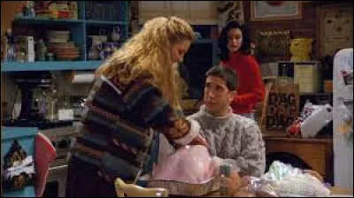 Épisode 9 : Celui qui parle au ventre de sa femme
Dans ce même épisode, où Rachel devait-elle initialement passer Thanksgiving ?