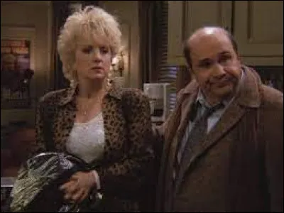 Épisode 13 : Celui qui fait des descentes dans les douches
Quel est le métier de Ronnie, la maîtresse du père de Joey ?