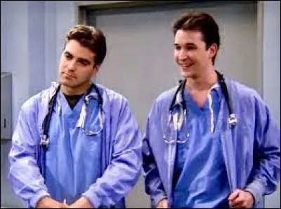 Épisode 17 : Celui qui devient papa  2e partie
À quelle série est fait un clin d'oeil avec les personnages de ces deux chirugiens ?