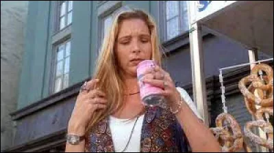 Épisode 3 : Celui qui a un rôle
Que trouve Phoebe dans une canette de soda ?