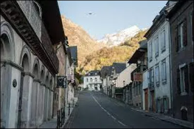 Commune du Lavedan, en amont de Lourdes, Luz-Saint-Sauveur se situe ...