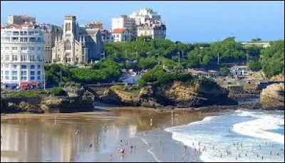 Ville à la frontière espagnole, bordée par l'océan Atlantique, Biarritz se situe ...