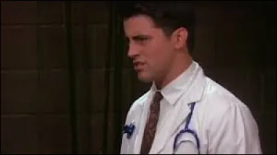 Épisode 18 : Celui qui disparaît de la série.
Comment disparaît le docteur Drake, le personnage incarné par Joey dans la série ''Les Jours de notre vie'' ?