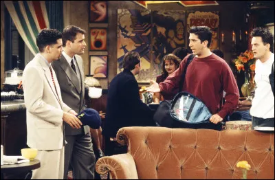 Épisode 21 : Celui qui affronte les voyous.
Qu'est-ce que Chandler se fait voler par deux types qui veulent prendre le canapé du Central Perk ?