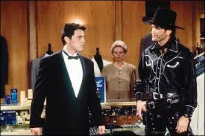 Épisode 2 : Celui qui détestait le lait maternel.
Quelle est la mission de Joey lorsqu'il apparaît déguisé en cow-boy ?