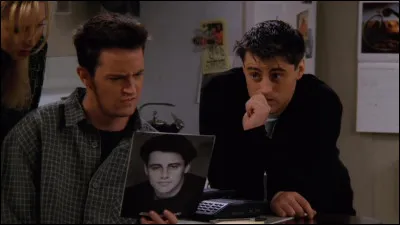 Épisode 12 : ''Celui qui était très jaloux.'' 
Quest-ce que Joey prétend savoir faire pour décrocher un rôle à une audition ?