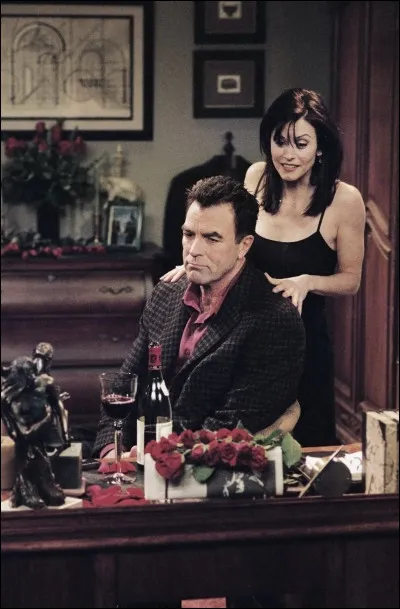 Épisode 13 : ''Celui qui persiste et qui signe.'' 
Où Monica rencontre-t-elle Richard par hasard ?