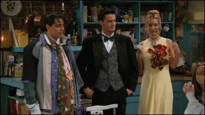 Épisode 2 : ''Celui qui a du mal à se préparer.''
Alors que la bande doit accompagner Ross à une conférence, avec quoi Phoebe tache-t-elle sa robe ?