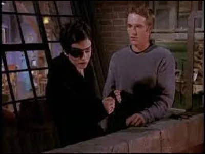 Épisode 8 : Celui qui était dans la caisse.
Comment s'appelle le fils ophtalmologue de Richard ?