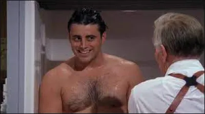 Épisode 14 : Celui qui n’avait pas le moral. 
Quel acteur se retrouve face à face avec Joey tout nu dans la douche ?
