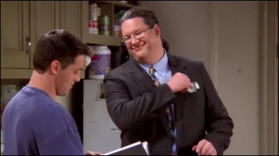 Épisode 3 : Celui qui avait des menottes.
Quel tome d'une encyclopédie Joey achète-t-il à un démarcheur ?