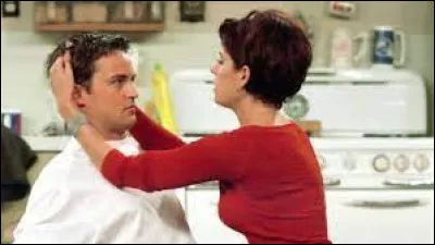 Épisode 7 : Celui qui poussait le bouchon.
Que fait Chandler pour se déculpabiliser d'avoir embrassé Kathy ?