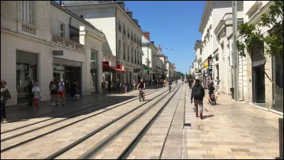 C'est la ville de naissance d'Honoré de Balzac et de Georges Courteline :