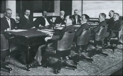 Ce traité, signé le 5 septembre 1905, entérine la fin de la guerre russo-japonaise de 1904-1905. Il consacre des gains pour le Japon victorieux à Sakhaline et en Mandchourie. C'est le traité de ...