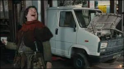Dans quel film de la saga "Les Visiteurs", a-t-on une scène culte se déroulant chez un garagiste où Jacquouille provoque la casse d'une camionnette ?