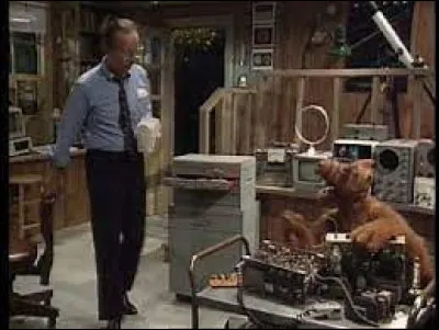 Comment se nomme l'extraterrestre qui a atterri brutalement un soir, dans le garage de la famille Tanner ?