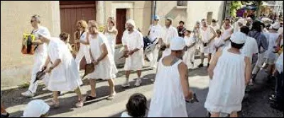 Chaque année à Saint-Claude, dans le Jura, les confettis et les chars sont de sortie lors des ...