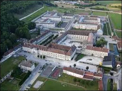 En quoi Napoléon transforma l'abbaye de Clairvaux en 1808 ?