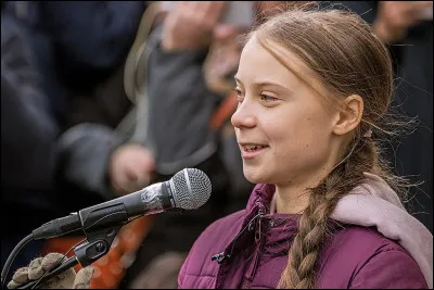 En avril 2020, quelle organisation s'engage-t-elle à soutenir par le biais de sa fondation et de l'ONG Human Act ?