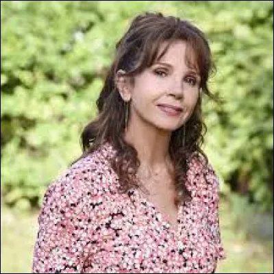 Qui interprète le rôle de Caroline ?