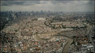 De quel pays Jakarta est-elle la capitale et, avec 11 millions d'habitants, la ville la plus importante ?