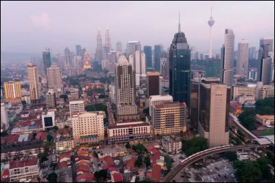 De quel pays Kuala Lumpur est-elle la métropole économique et la première agglomération avec 7 millions d'habitants ?