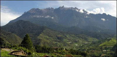 Quel pays a pour plus hauts sommets le mont Kinabalu, sur l'île de Bornéo avec 4 095 mètres d'altitude et le Gunung Tahan point culminant de partie péninsulaire du pays, à 2 187 mètres d'altitude ?