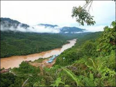 Le pays s'étend sur 330 000 km² : une partie péninsulaire appartenant au continent asiatique et une partie insulaire sur l'île de Bornéo :