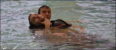 Tu sauves quelqu'un ; que fais-tu ?