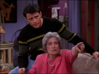 Épisode 19 : Celui qui ne savait pas flirter.
Que objet appartenant à Monica, Phoebe prétend-elle avoir égaré pour protéger Rachel ?