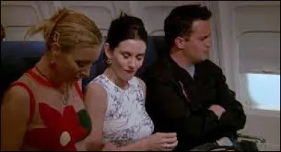 Épisode 23 : Celui qui était à Las Vegas (1re partie).
En quoi Joey est-il déguisé pendant qu'il travaille à Las Vegas ?