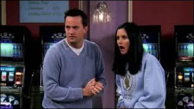 Épisode 23 : Celui qui était à Las Vegas (1re partie).
Quelle est la profession du jumeau de mains de Joey ?