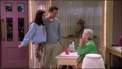 Épisode 24 : Celui qui était à Las Vegas (2e partie).
Que dessine Ross au feutre sur le visage de Rachel ?