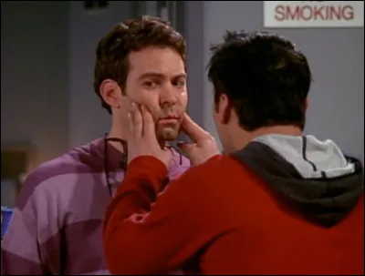 Épisode 21 : ''Celui qui rencontrait le père''
Avec qui Joey fait-il équipe dans la nouvelle série dans lequel il joue ?