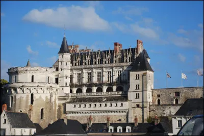 Quel est ce Château royal en A, palais des rois de France à la Renaissance qui surplombe la Loire ?