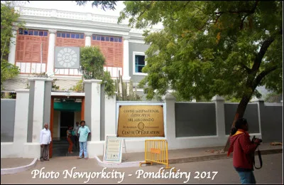 Quelle est cette institution en A, un lieu de retraite collectif de l'hindouisme animé par un gourou, où des élèves petits et grands suivent les enseignements du maître ?