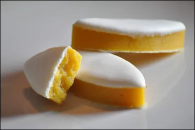 Quelle ville en A, produit depuis le XVe siècle le calisson, une confiserie à base de pain azyme, d'amandes broyées et de melon confit ?