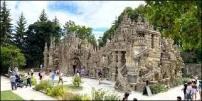 Nous sommes devant le palais du facteur Cheval, à Hauterives. Pour le voir, direction ...