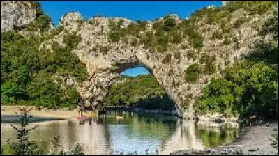 Voici le pont d'arc, qui fait la renommée de Vallon-Pont-d'Arc, avec la grotte Chauvet. La commune se situe dans le département ...