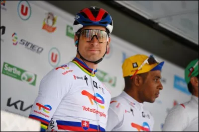 À partir de quelle année devient-il coureur professionnel ?