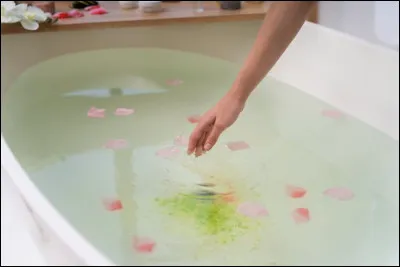 Avant de prendre ton bain, tu prends...
