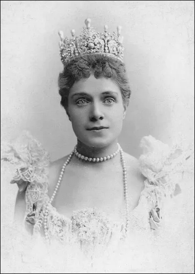 Eulalie de Bourbon était une femme de lettres, elle publie son premier ouvrage en 1912. Sous quel pseudonyme le publie-t-elle ?