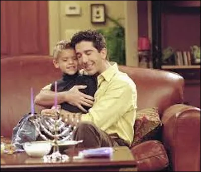 Épisode 10 : ''Celui qui se déguisait'' 
Quest-ce que Phoebe offre à Joey pour énerver Rachel et quainsi cette dernière revienne vivre avec elle ?